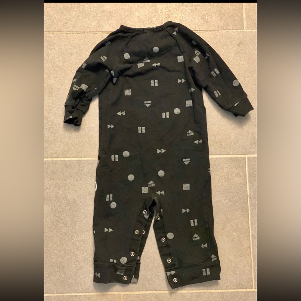 Miles Baby Black Abstract Geometric Long Sleeve Pullover Onsie Size: 12M